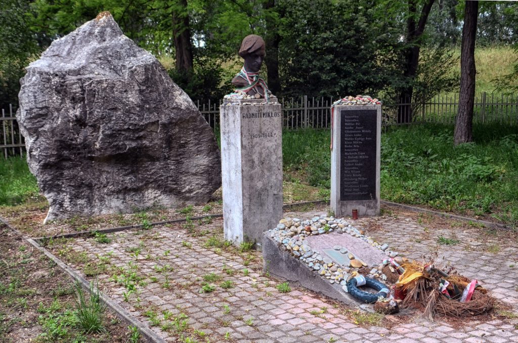 Radnóti Miklós halálának emlékműve abda