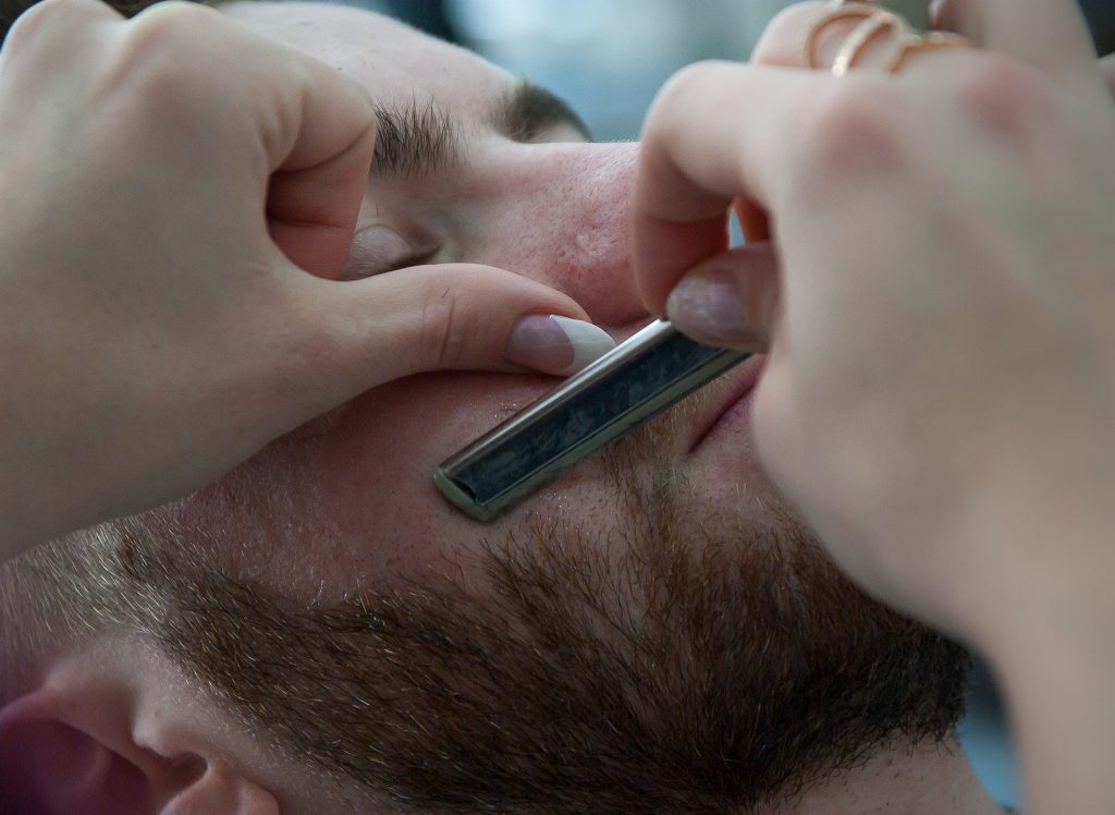 borotválás egy barber shopban Budapest városában